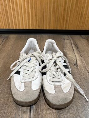 Adidas Samba Classic Men/Female White and black stripes.
